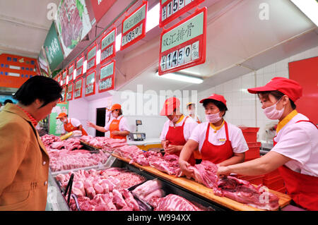 ---- Ein Kunde Geschäfte für Schweinefleisch und anderen Fleischerzeugnissen in einem Supermarkt in Zouping County, Binzhou City, East China Provinz Shandong, 9. September Stockfoto