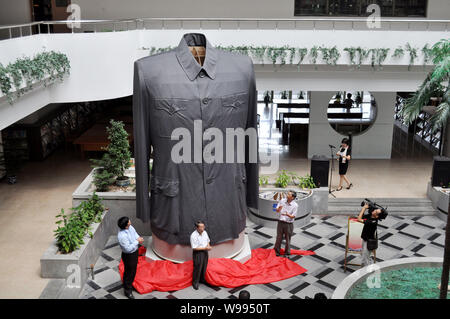 Auch einen riesigen chinesischen Tunika, bekannt als der Sun Yat-sen, wird dargestellt, während eine enthüllungsfeier an der Zhejiang Textil & Mode Hochschule in Ningb Stockfoto