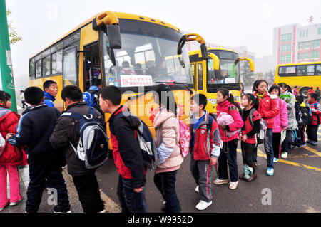 Chinesische Schüler Warteschlange auf einem Schulbus in Zouping County, Binzhou City, East China Provinz Shandong, 17. November 2011. China hat t bestellt Stockfoto