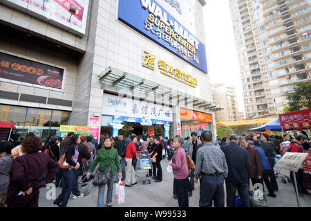 Chinesische Kunden gehen Sie shoppen in einem Wal-Mart Supermarkt, nachdem in Schweinefleisch vertrieb Sonde in Chongqing, China, 25. Oktober 2011 geschlossen, wieder geöffnet. Stockfoto