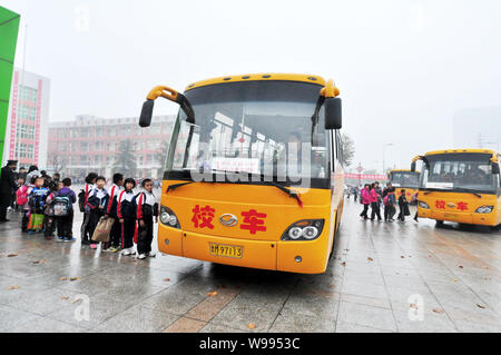 Chinesische Schüler Warteschlange in Schulbussen in Zouping County, Binzhou City, East China Provinz Shandong, 17. November 2011. China hat t bestellt Stockfoto