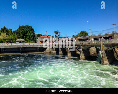 Seattle, WA/USA - Juli 12, 2018: Touristenattraktion Hiram M. Chittenden gesperrt wird, oder Ballard Locks, ist einer der hektischsten Lock Systemen in der Nation. Stockfoto