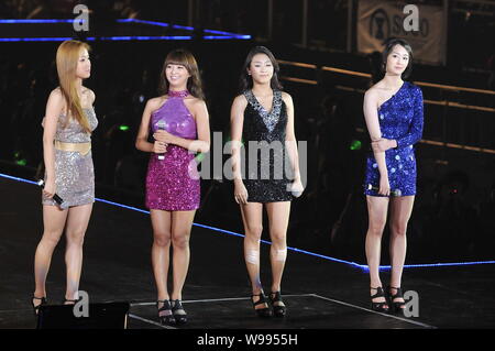 Mitglieder der Sistar, vier - Die koreanischen Mädchen Gruppe unter der Führung der Starship Unterhaltung, sind an der K-pop Mädchen in Liebe Leben in H Stockfoto