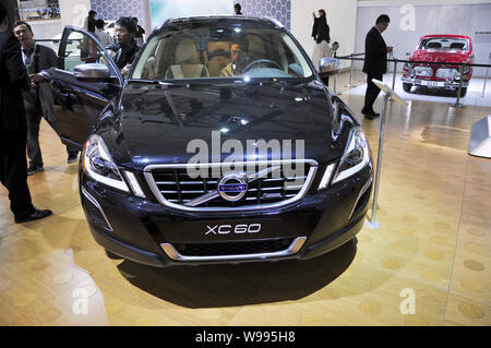 ---- Ein Besucher versucht, den Volvo XC60 am 14 Shanghai Internationalen Automobil- Ausstellung, bekannt als Auto Shanghai 2011, an der Shan Stockfoto