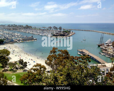 Panoramablick auf die Hohen Betrachtungswinkel von Dana Point Harbor, Yachthafen, Strand, Yacht, Boot Belege, Brücke, Segelboote, ein Dock, ein Tall Ship, und blauer Himmel. Stockfoto