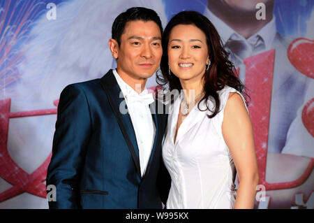 Hong Kong Sänger und Schauspieler Andy Lau, Links, und chinesische Schauspielerin Gong Li nehmen an einer Pressekonferenz für den Film, was Frauen wollen, in Shanghai, China, 2. Stockfoto