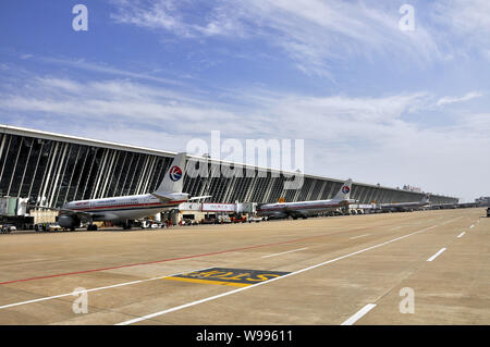 ---- Düsenflugzeuge von China Eastern Airlines stehen vor einem Terminal am internationalen Flughafen Shanghai Pudong in Shanghai, China, 21. Oktober geparkt Stockfoto