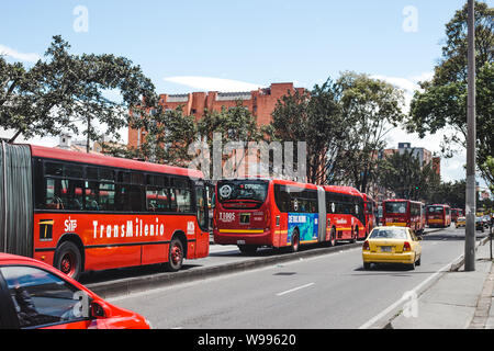 Die roten Transmilenio öffentliche Bussystem in der busspur durch das Zentrum von Bogotá, der Hauptstadt Kolumbiens Stockfoto