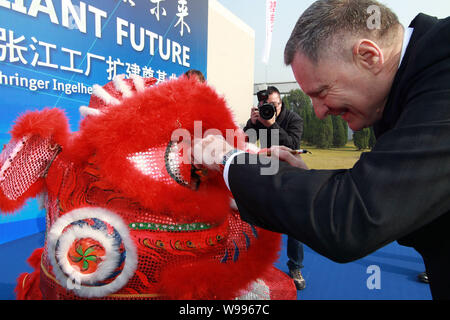 David Preston, Präsident von Boehringer Ingelheim China, Punkte die Augen eines Löwen Kopf während der spatenstich von Boehringer Ingelheim Zhang Stockfoto