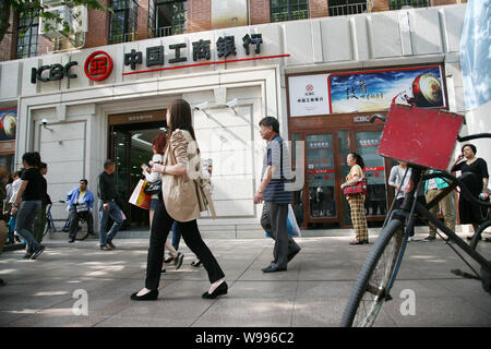 ---- Fußgänger vorbei ein Zweig der industriellen und kommerziellen Bank of China (ICBC) in Shanghai, China, 22. September 2011. ICBC hat ihren Preis Stockfoto