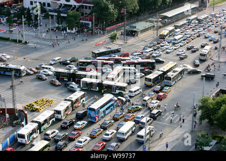 Massen von Fahrzeugen bewegen sich langsam in einem Stau an einer Straßenkreuzung während der Rushhour in Beijing, China, August 6, 2010. Stockfoto