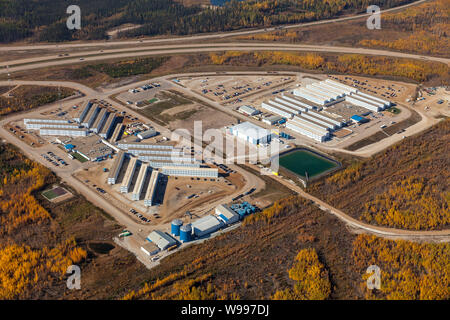 Oil Sands camps Civeo Beaver River Executive Lodge auf der linken und Civeo Athabasca Lodge auf der rechten Seite. Stockfoto