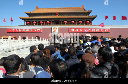 Massen von Touristen Line up vor der Tribüne Platz des Himmlischen Friedens, die Verbotene Stadt während der nationalen Feiertag in Peking, China zu besuchen, 2. Oktober Stockfoto