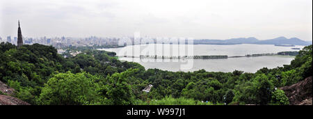 Panoramablick auf den Westsee in Hangzhou City, East China Zhejiang provinz, 24. Juni 2011. Hangzhou Behörden erwägen, die Begrenzung der num Stockfoto