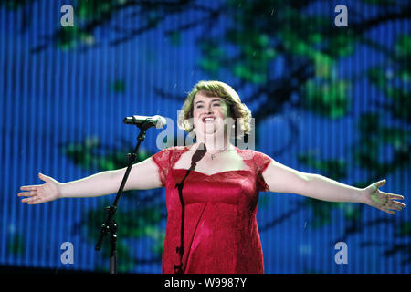 Britische talent Sängerin Susan Boyle führt während der abschließenden von China Got Talent 2011 an der Shanghai Stadium in Shanghai, China, 10. Juli 2011. Ein n Stockfoto