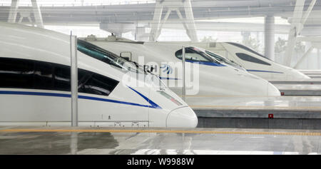- - Datei - - CRH (China Railway High speed) bullet Züge sind auf dem Bild Beijing South Railway Station in Peking, China, 11. Juli 2011. China hat einen Stockfoto