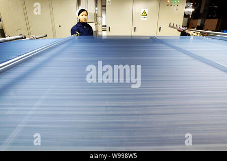 ---- Eine weibliche chinesischer Arbeiter überwacht die Herstellung von Garnen in der Fabrik von Jiangsu Lianfa Textile Co., Ltd. in Haian Grafschaft, Nantong City, East Stockfoto