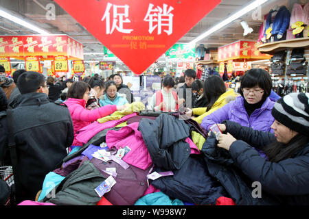 ---- Massen der chinesischen Kunden Shop für Kleidung in einem Supermarkt in Nantong City, East China Jiangsu Provinz, den 25. Dezember 2010. Die mainlan Stockfoto