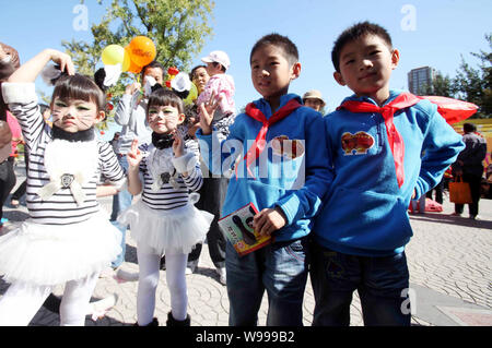 Paar kleine chinesische Zwillinge nehmen an der 8. Peking Zwillinge Kulturfestival an Honglingjing Park in Peking, China, 2. Oktober 2011. Hunderte von Chi Stockfoto