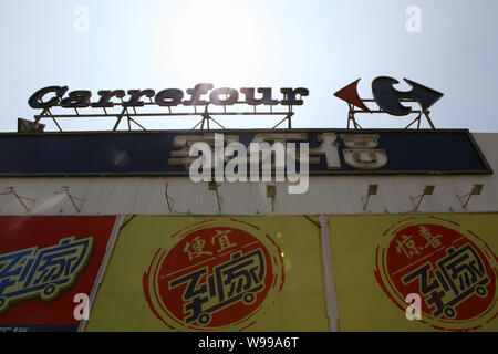 ---- Blick auf ein Logo von Carrefour Supermarkt in Peking, China, 10. August 2011. Filialen großer internationaler Einzelhändler Wal-Mart und Carrefour in Stockfoto