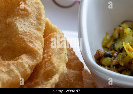 Puri Bhaji, Masala Aloo Sabzi Braten mit gebratenen Puri oder indisches Brot und Quark serviert, selektive konzentrieren. Stockfoto