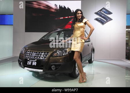 Ein Modell stellt bei einem Suzuki SX4 während des 9. China (Guangzhou) Internationale Automobil Ausstellung, da die Automatische Guangzhou 2011 in Guangzhou City bekannt, s Stockfoto