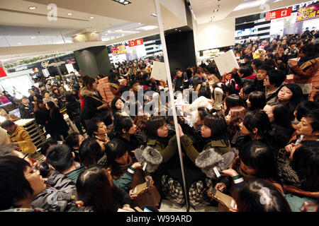 ---- Eine Masse der chinesischen Kunden kaufen Schuhe im Verkauf bei einer Shopping Mall in Shanghai, China, 2. Dezember 2011. China Verbraucherpreisindex (VPI), ein Stockfoto