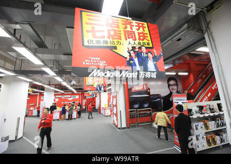 Anzeigen eines Media Markts in Shanghai, China, 9. Dezember 2011. Germanys Metro AG, der weltweit drittgrößte Einzelhändler, beschleunigt sich die Öffnung o Stockfoto