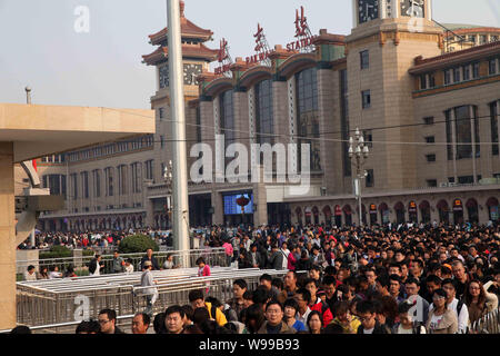 Reisende Line up für die U-Bahn nach dem Ausstieg am Bahnhof Beijing West Railway Station in Peking, China, 7. Oktober 2011. China Eisenbahnen eine Re Stockfoto