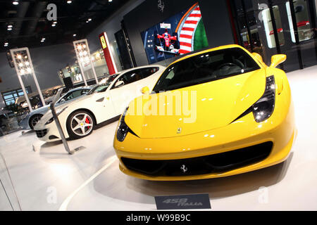 Ein Ferrari 458 Italia und andere Ferrari Autos sind auf dem Display während der China Beijing 2011 importiert die Auto Expo in Peking, China, 31. Oktober 2011 gesehen. Stockfoto