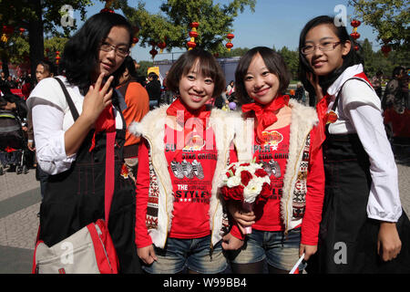 Zwei Paare der Chinesischen twin Mädchen nehmen an der 8. Peking Zwillinge Kulturfestival an Honglingjing Park in Peking, China, 2. Oktober 2011. Hunderte von C Stockfoto