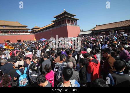 Massen von Touristen Line up vor der Meridian Gate die Verbotene Stadt während der nationalen Feiertag in Peking, China zu besuchen, 3. Oktober 2011 Stockfoto