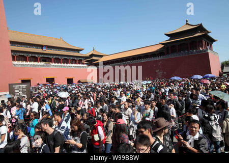 Massen von Touristen Line up vor der Meridian Gate die Verbotene Stadt während der nationalen Feiertag in Peking, China zu besuchen, 3. Oktober 2011 Stockfoto