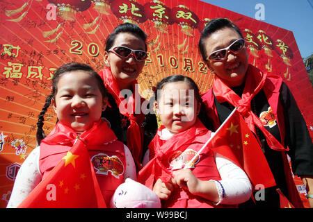 Zwei Paare der Chinesischen Zwillinge nehmen an der 8. Peking Zwillinge Kulturfestival an Honglingjing Park in Peking, China, 2. Oktober 2011. Hunderte von Chines Stockfoto