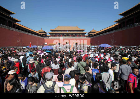 Massen von Touristen Line up vor der Meridian Gate die Verbotene Stadt während der nationalen Feiertag in Peking, China zu besuchen, 3. Oktober 2011 Stockfoto