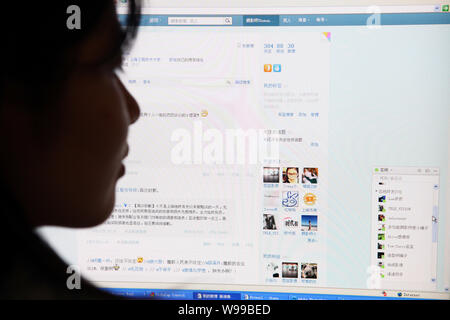 ---- Einen chinesischen Netizen verwendet Weibo, der Twitter-ähnlichen Microblogging-Dienst Sina, in Shanghai, China, 30. September 2011. China hat mehr als 300 Stockfoto