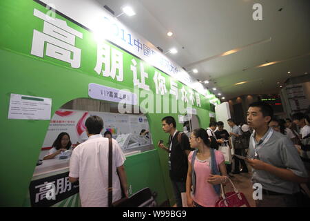 ---- Leute besuchen Sie den Stand von Gaopeng.com, der Chinesischen Arm der Groupon, während China Internet Konferenz 2011 in Peking, China, 23. August 2011. Stockfoto