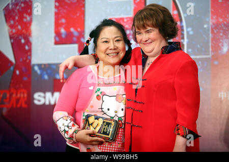 Britische Sängerin Susan Boyle, Recht, Haltungen mit Cai Hongping, besser für Ihren Spitznamen Tante Sweetie bekannt, bei einer Pressekonferenz für China, das Talent Stockfoto