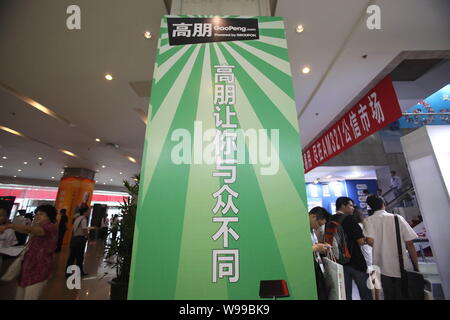 ---- Leute besuchen Sie den Stand von Gaopeng.com, der Chinesischen Arm der Groupon, während China Internet Konferenz 2011 in Peking, China, 23. August 2011. Stockfoto