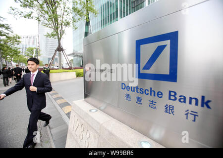 ---- Eine junge chinesische Mann hinter dem Logo der Deusche Bank in Shanghai, China, 18. April 2011. Hung Huang, ein Promi Magazin Verlag und die Stockfoto