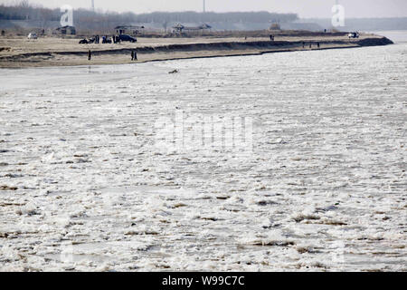 Schwimmende Eis ist auf dem Gelben Fluss in Jinan Stadt gesehen, East China Provinz Shandong, den 3. Januar 2011. Zuletzt stark kalte Luft hat gefroren den Yell Stockfoto