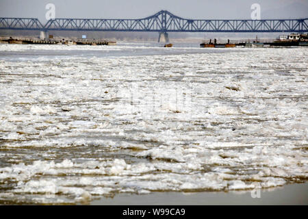 Schwimmende Eis ist auf dem Gelben Fluss in Jinan Stadt gesehen, East China Provinz Shandong, den 3. Januar 2011. Zuletzt stark kalte Luft hat gefroren den Yell Stockfoto