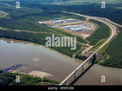 Highway 63, der Athabasca River und Ölsand Arbeitnehmer camps Civeo Beaver River Lodge und Civeo Athabasca Lodge in der Nähe von Fort Makay, Alberta. Stockfoto