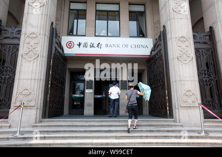 Anwohner gehen in eine Filiale der Bank of China (BoC) in Shanghai, China, 11. August 2010. Die Bank von China wird einen Renminbi denominierte Stockfoto