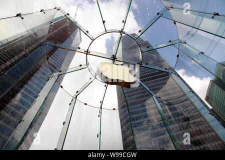 ------ Worms Blick auf das Logo von Apple in den Apple Store neben Jinmao IFC (International Finance Center) Türme im Finanzdistrikt Lujiazui Dis Stockfoto