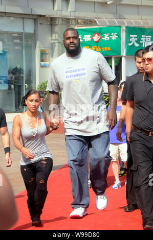 Ehemalige NBA-Superstar Shaquille ONeal und seine Freundin Nicole Hoopz Alexander an einer Werbeveranstaltung von Chinesischen sportswear Marke Li-Ning während h Stockfoto