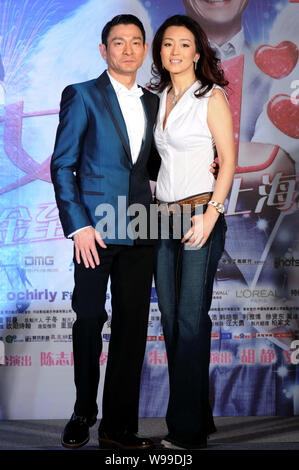 Hong Kong Sänger und Schauspieler Andy Lau, Links, und chinesische Schauspielerin Gong Li nehmen an einer Pressekonferenz für den Film, was Frauen wollen, in Shanghai, China, 2. Stockfoto