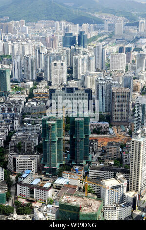 --FILE -- Darstellung von Clustern von Hochhaus Büro- und Wohngebäuden Mehrfamilienhäusern in Shenzhen City, South China Guangdong Provinz, 11. August 2010. Stockfoto