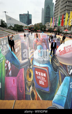 Besucher stehen auf einer riesigen 3D-boden Malerei unter dem Oriental Pearl TV Tower in der Lujiazui Finanzviertel in Pudong, Shanghai, China, 9 Novembe Stockfoto