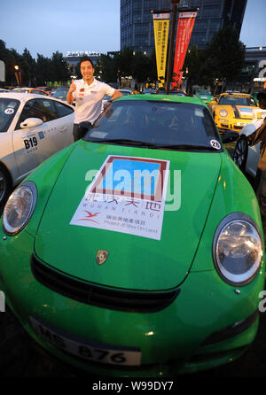 Porsche Fahrzeuge bei Xintiandi Plaza in Wuhan geparkt werden, Zentrale China Provinz Hubei, 30. September 2011. 50 Porsche Fahrzeuge wurden an Xintiandi Plaz geparkt Stockfoto